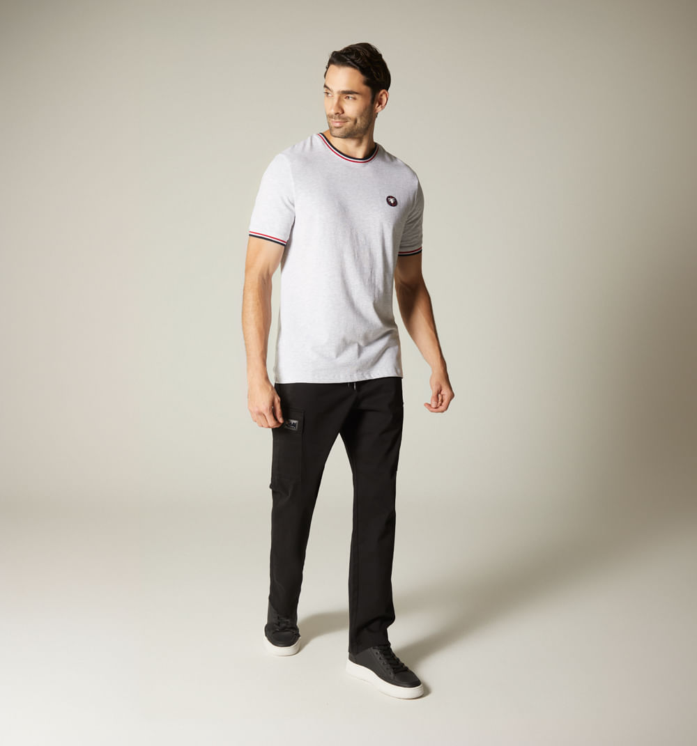 Camiseta para hombre con bordado cuello