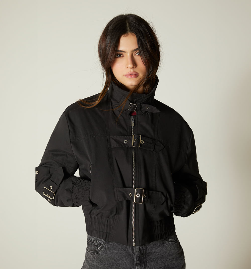 Chaqueta bomber con detalles correas