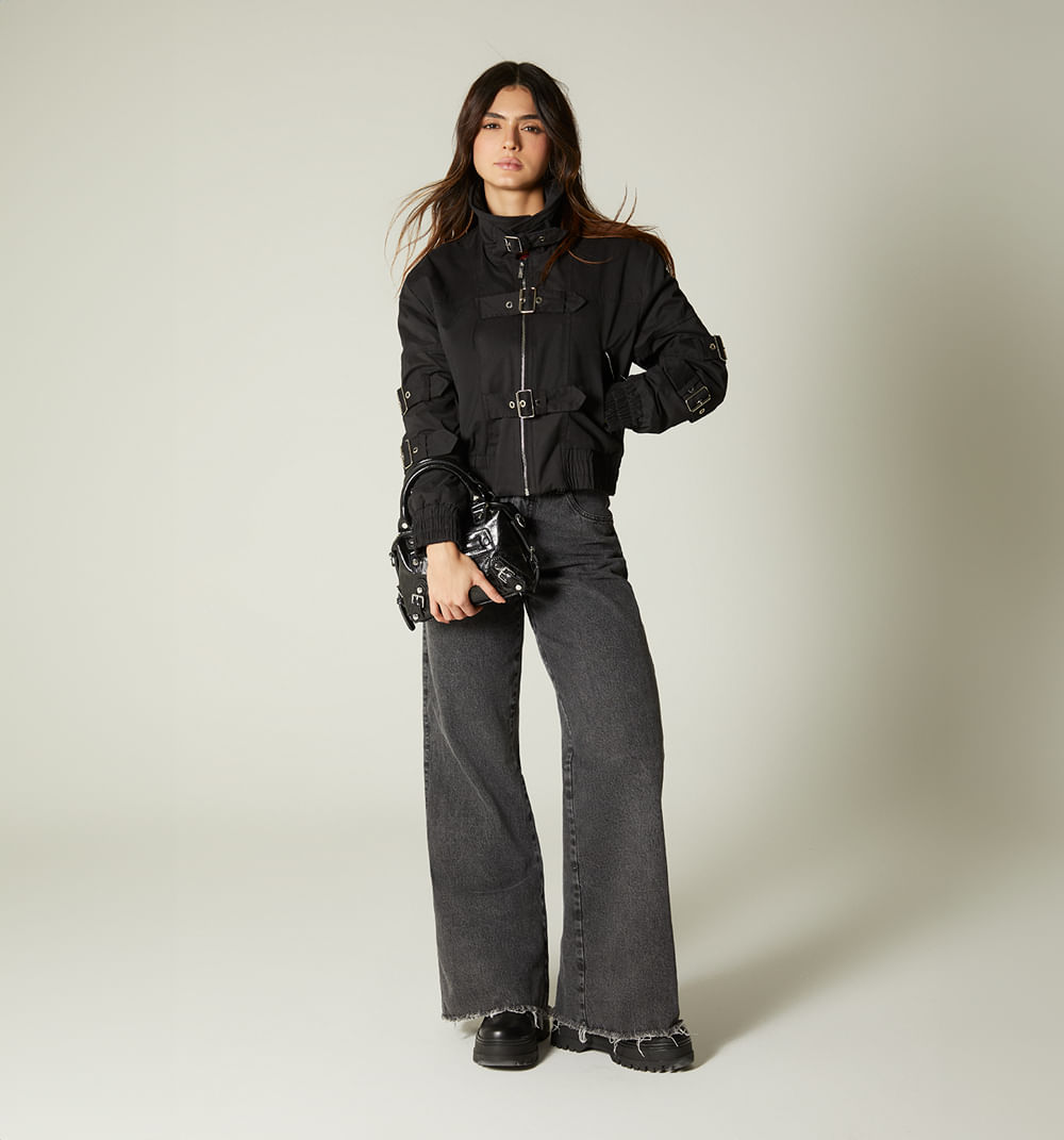 Chaqueta bomber con detalles correas