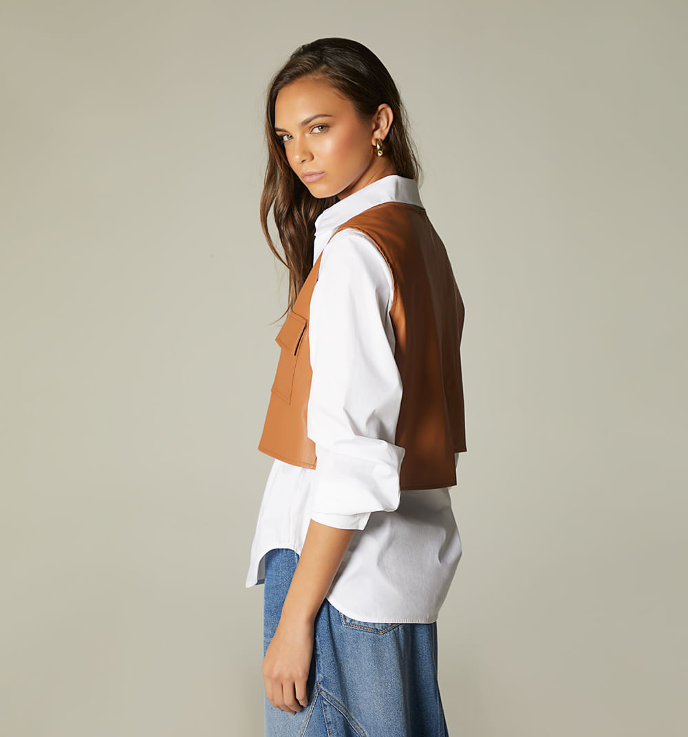 Chaleco asimetrico con herraje