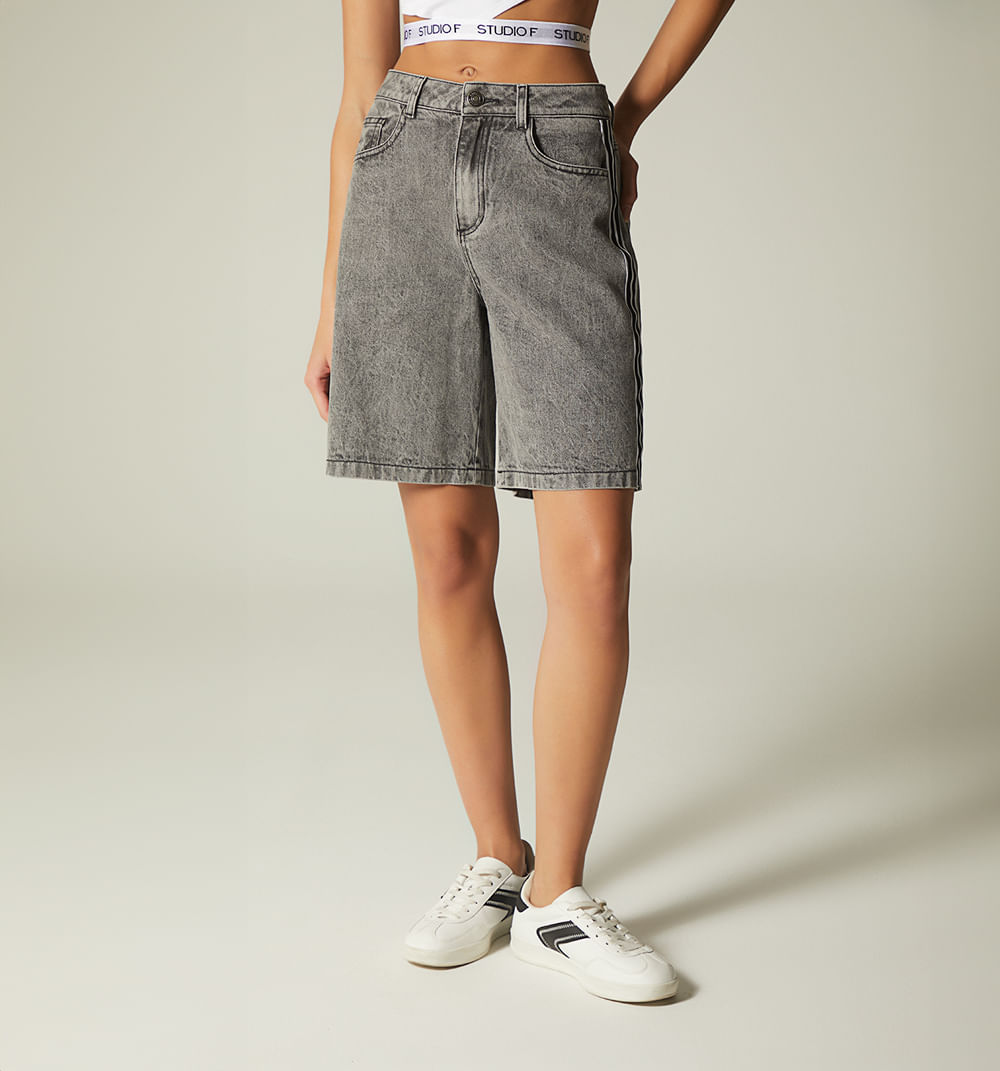 Bermuda tiro alto, cinco bolsillos, cinta en costado