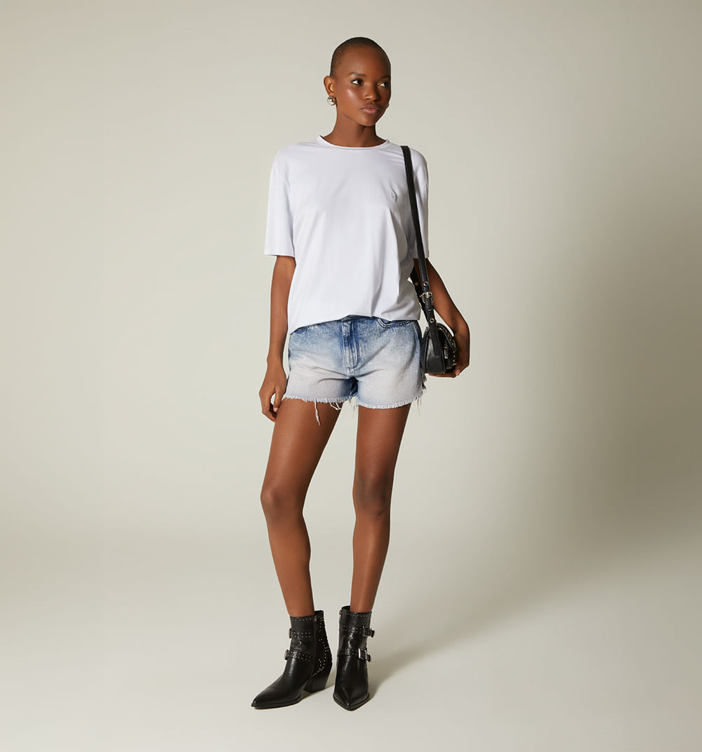 Short, tiro alto, conco bolsillos, ruedo