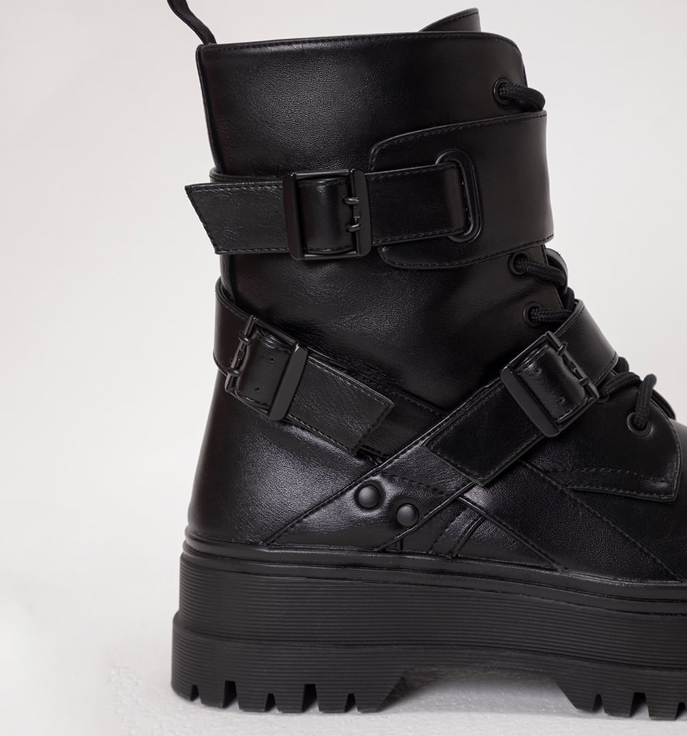Botin tipo biker con correas cruzadas