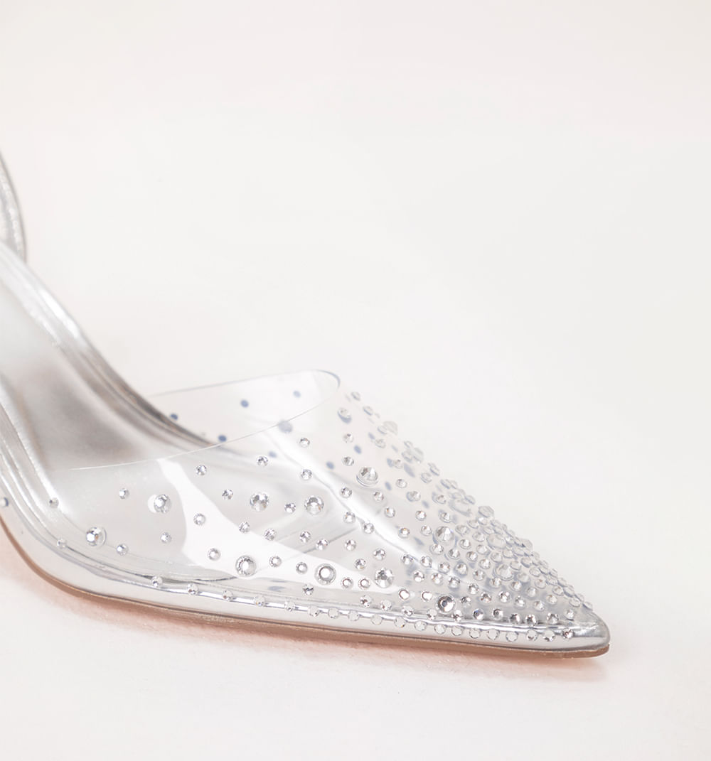 Zapato cerrado con capellada en vinilo