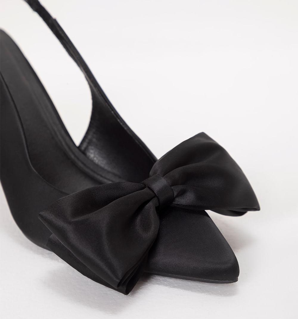 Zapato cerrado con capellada moño