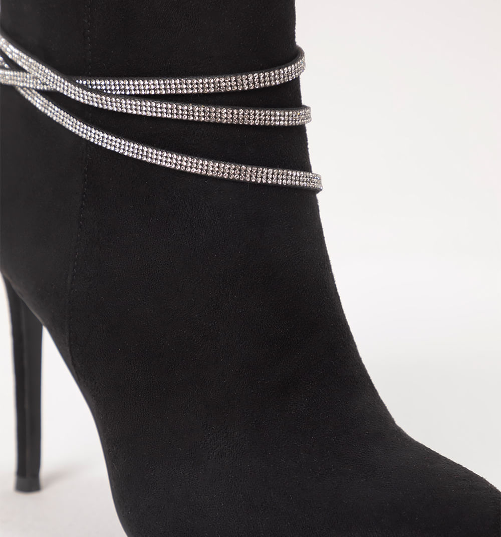 Botin capellada en suede y cadena decora