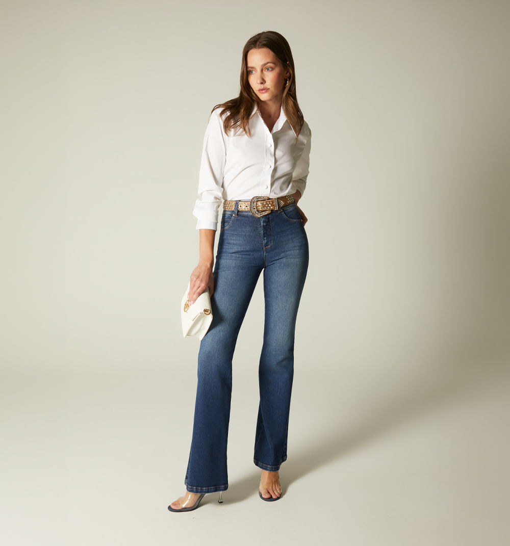 Jean campana, tiro alto, cinco bolsillos, correa dorada