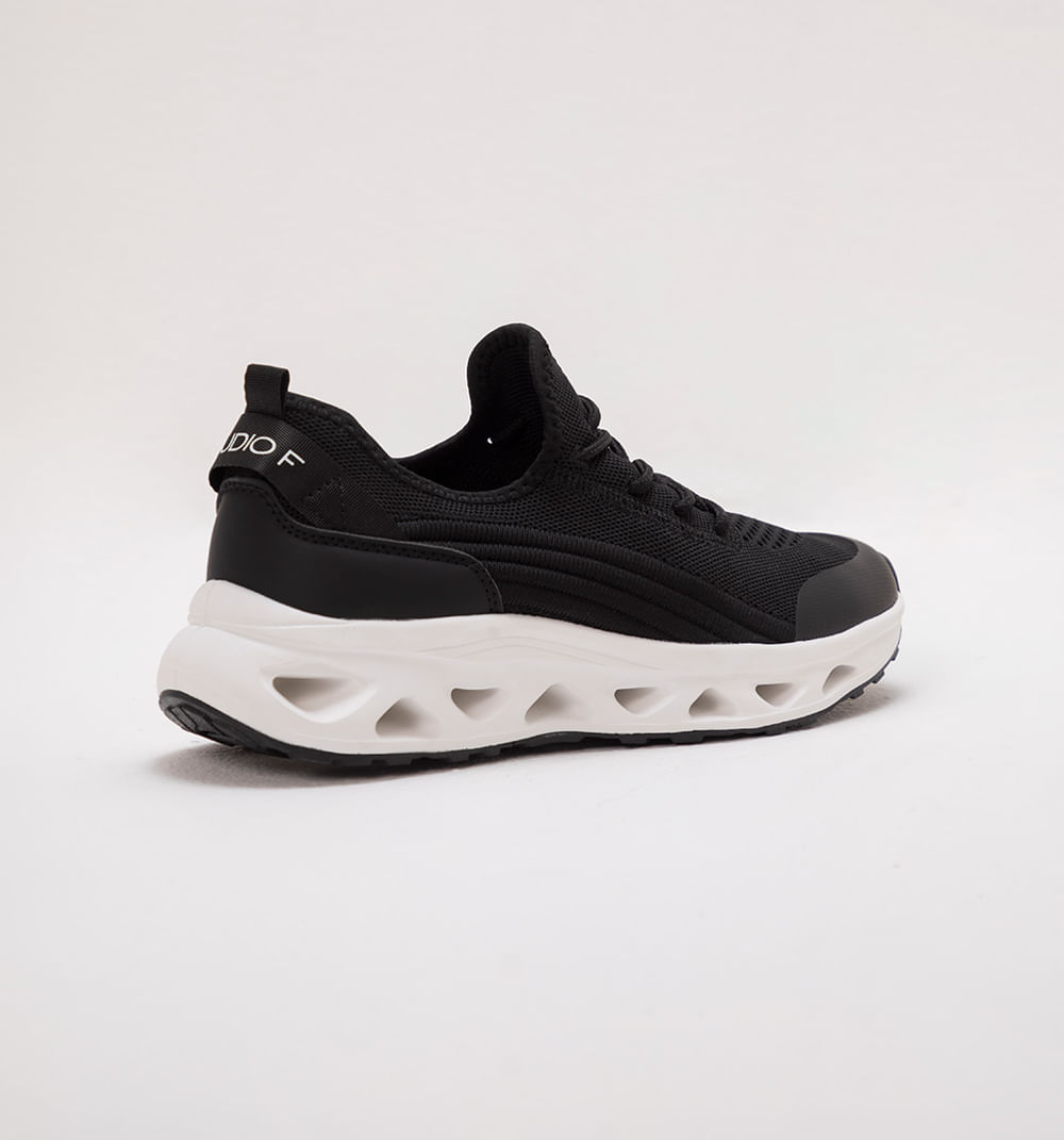 Tenis deportivo con capellada brillante
