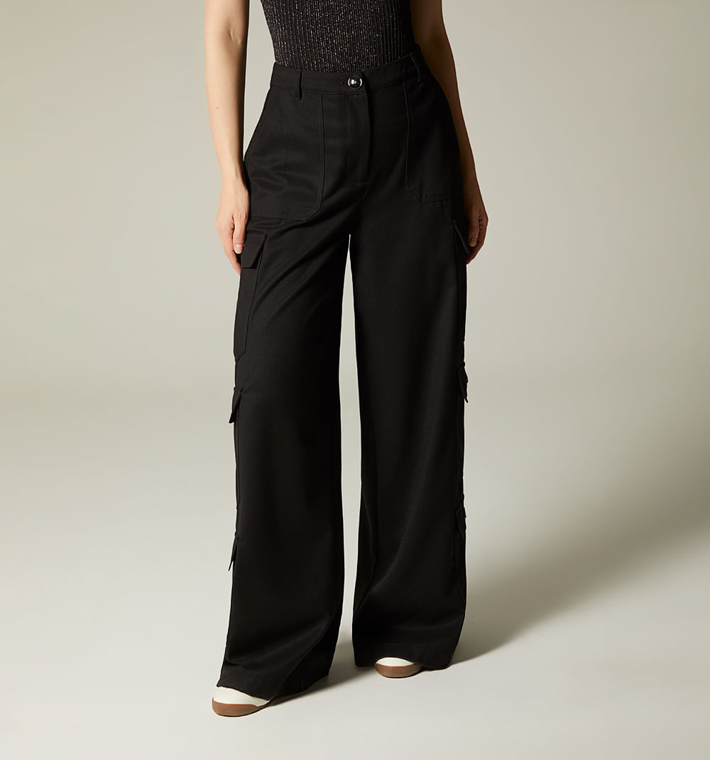 Pantalon tipo cargo con brochess