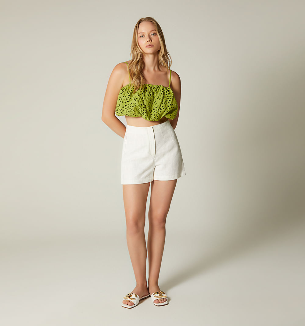 Short tiro alto con escalerilla en costa