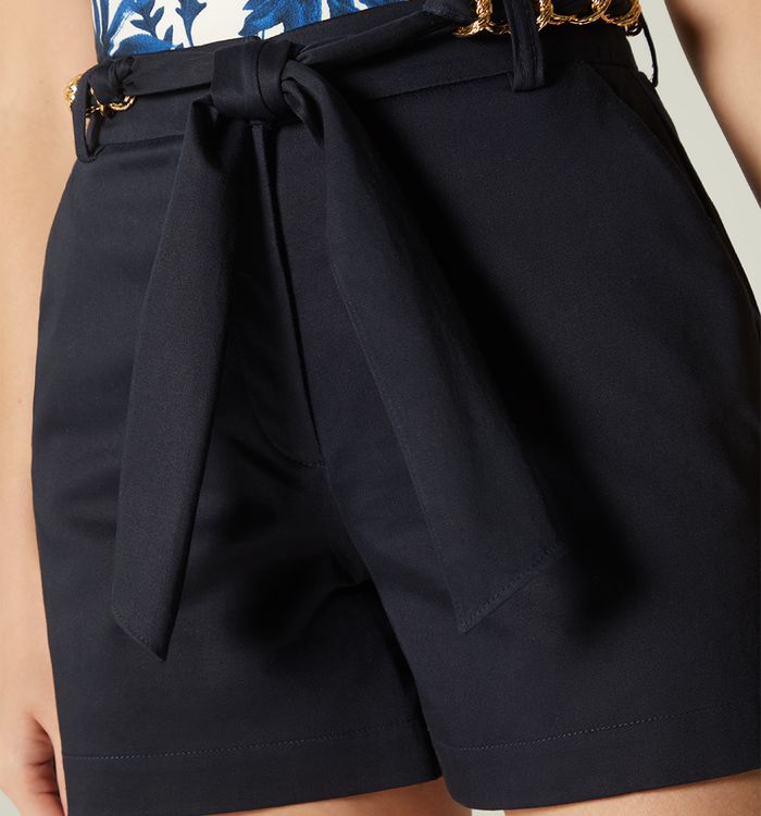 Short tiro alto con correa