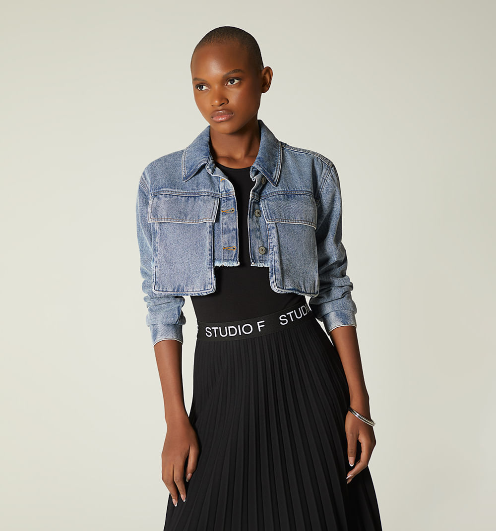 Chaqueta denim corta con bolsillos en de