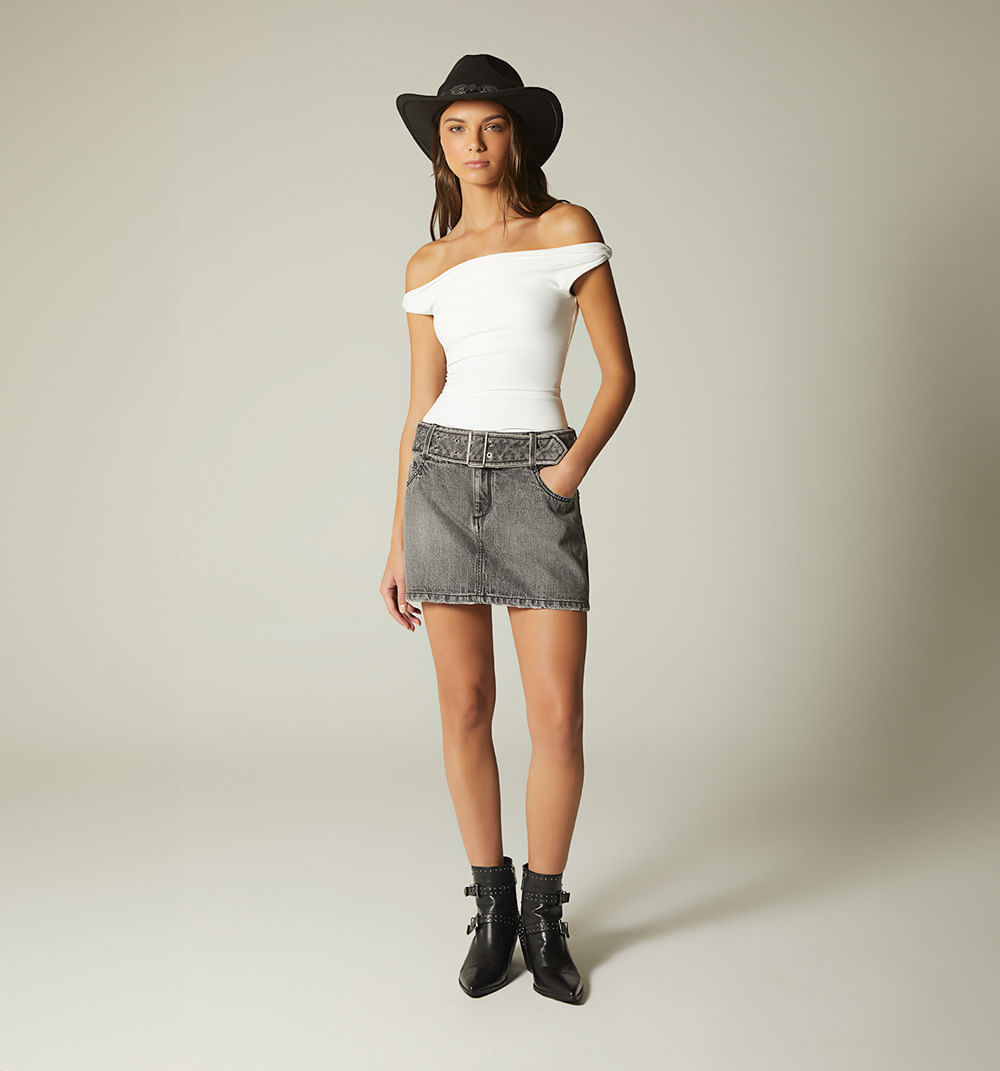 Blusa irregular con hombro entorchado