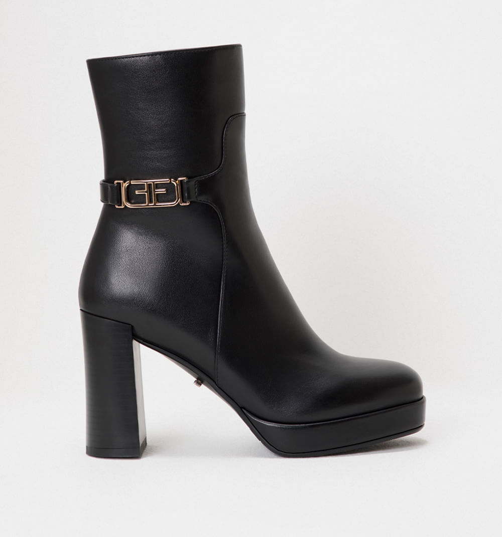 Bota media caña con plataforma  y herraj