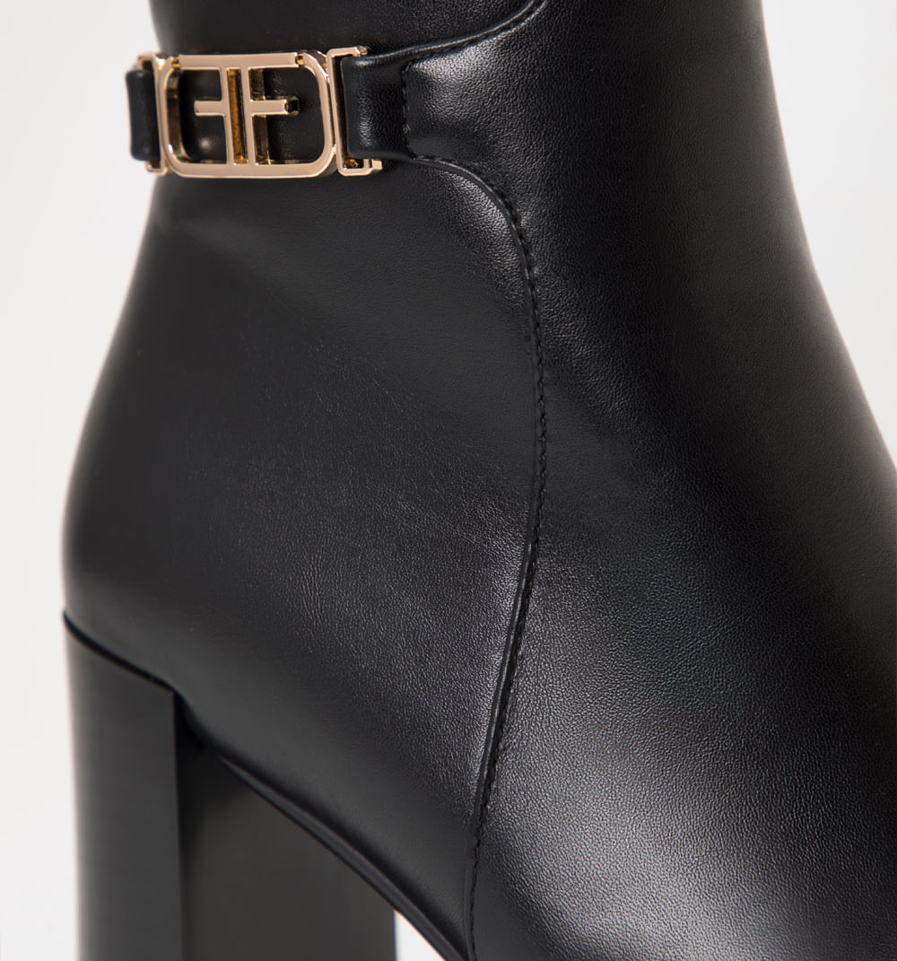 Bota media caña con plataforma  y herraj