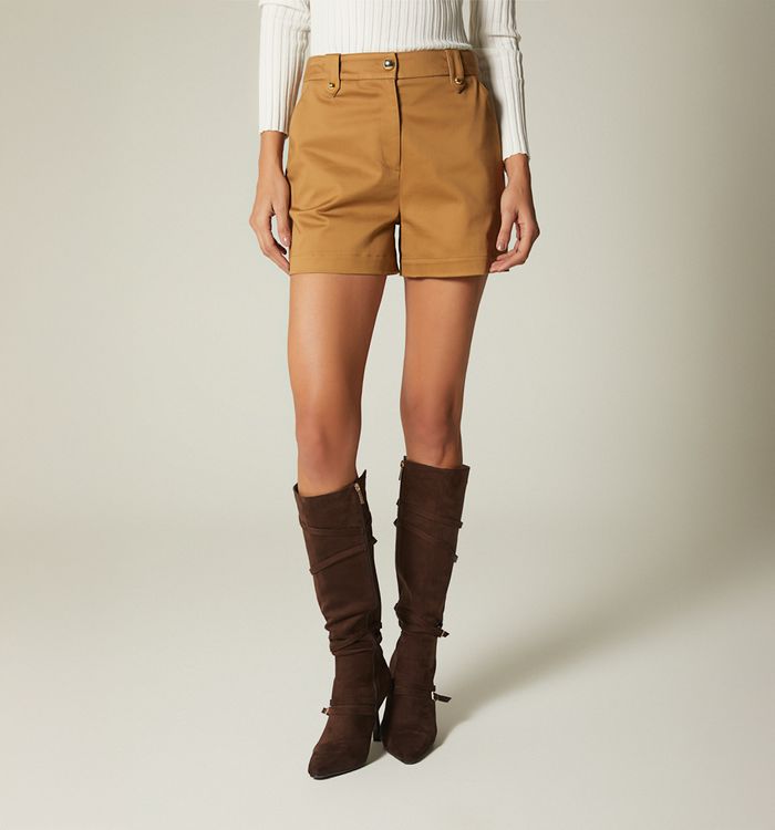 Short tiro alto con detalle en pasadores