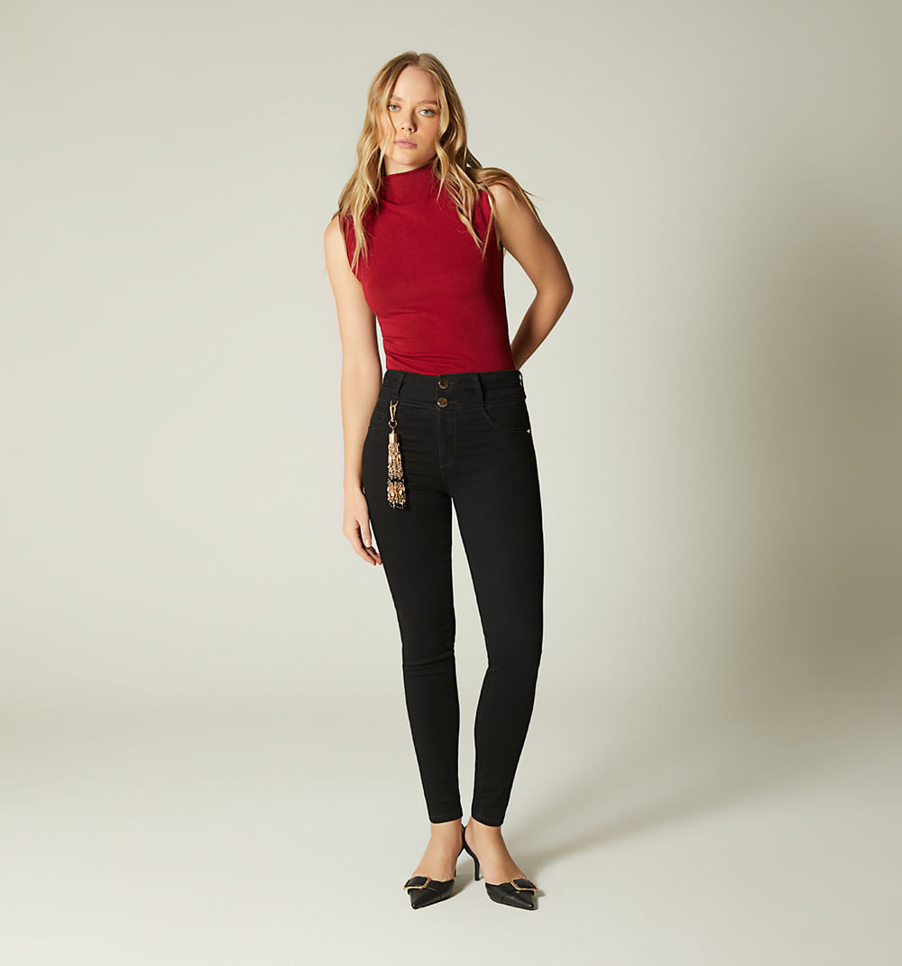 Jean ultraslim tiro alto levantacola borla