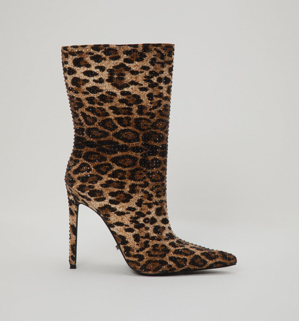 Bota media caña animal print con hotfix