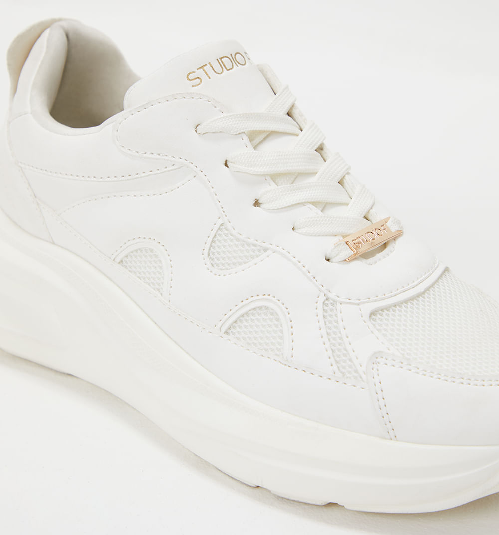 Tenis con cortes a tono