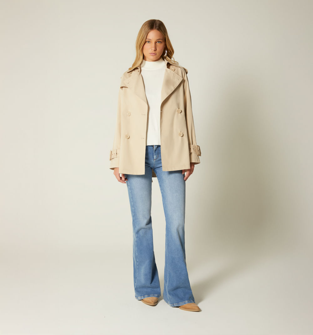 Trench corto con botones dorados