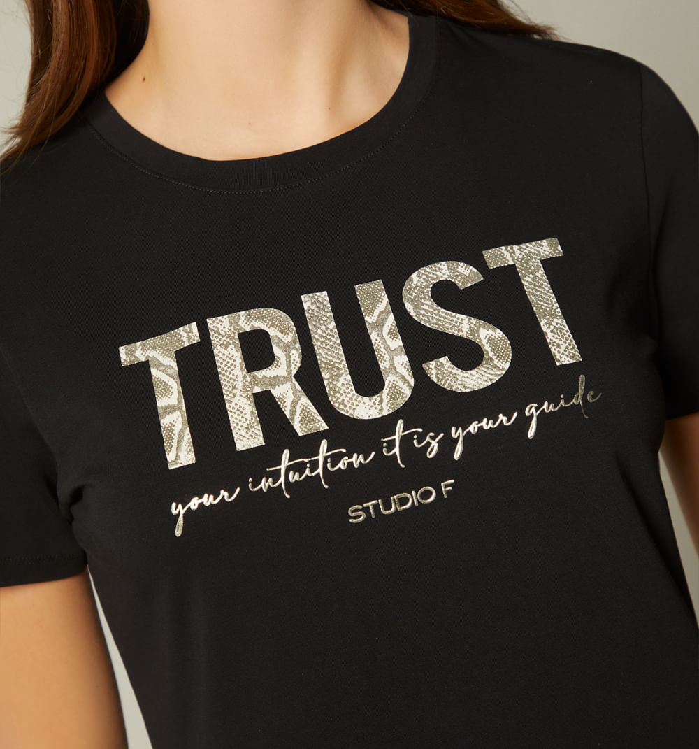 Camiseta manga corta estampado repujado