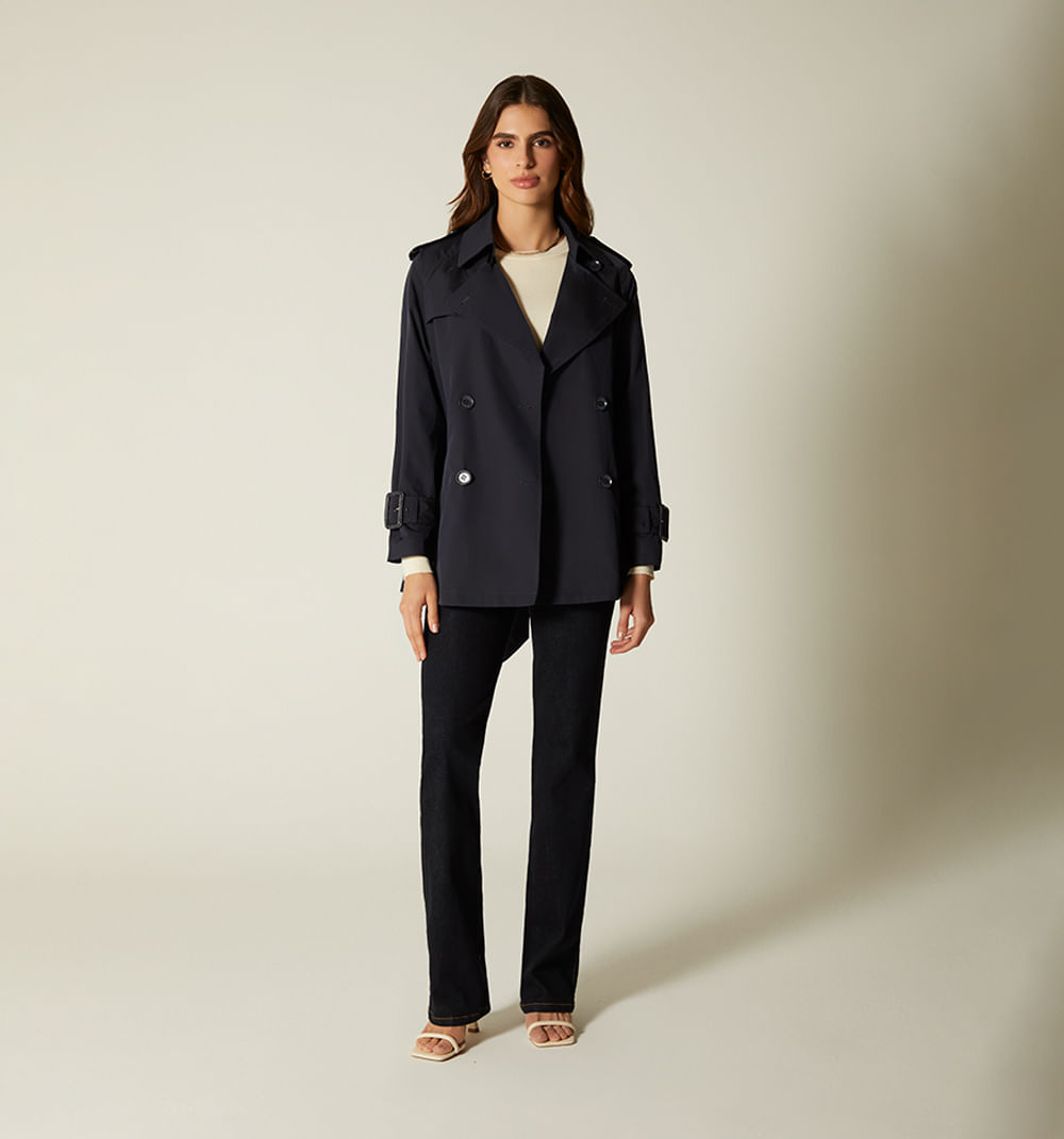 Trench corto con botones dorados