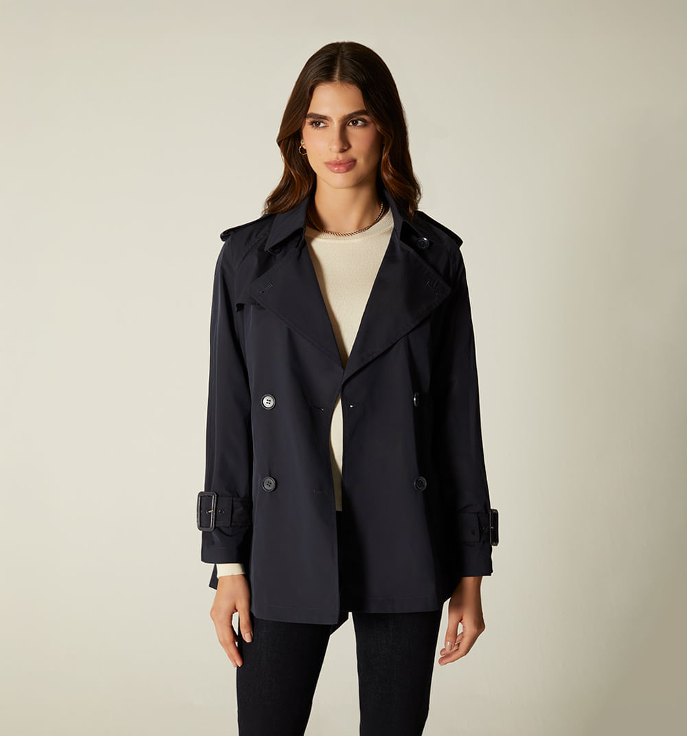 Trench corto con botones dorados