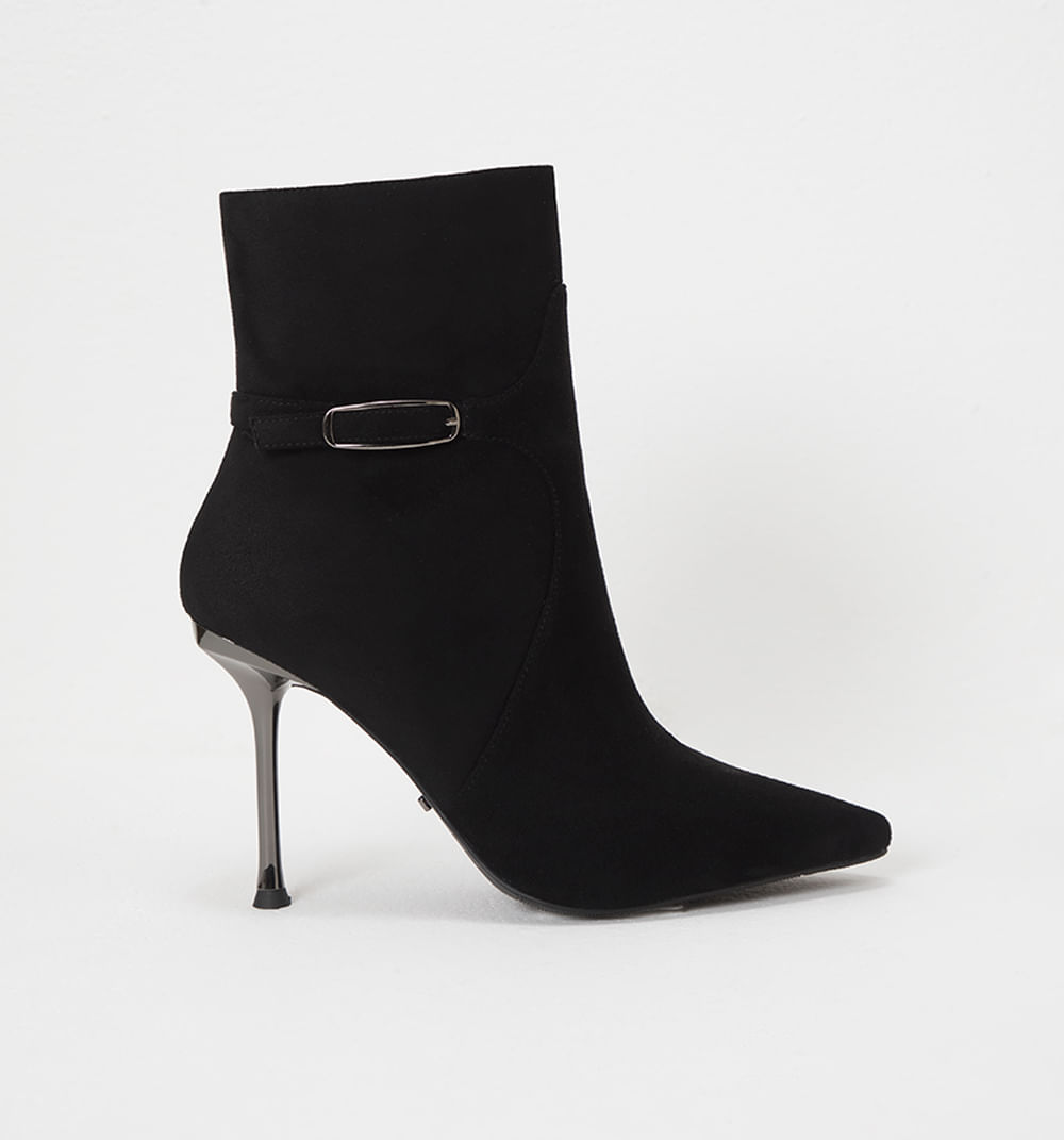 Botin con herraje decorativo