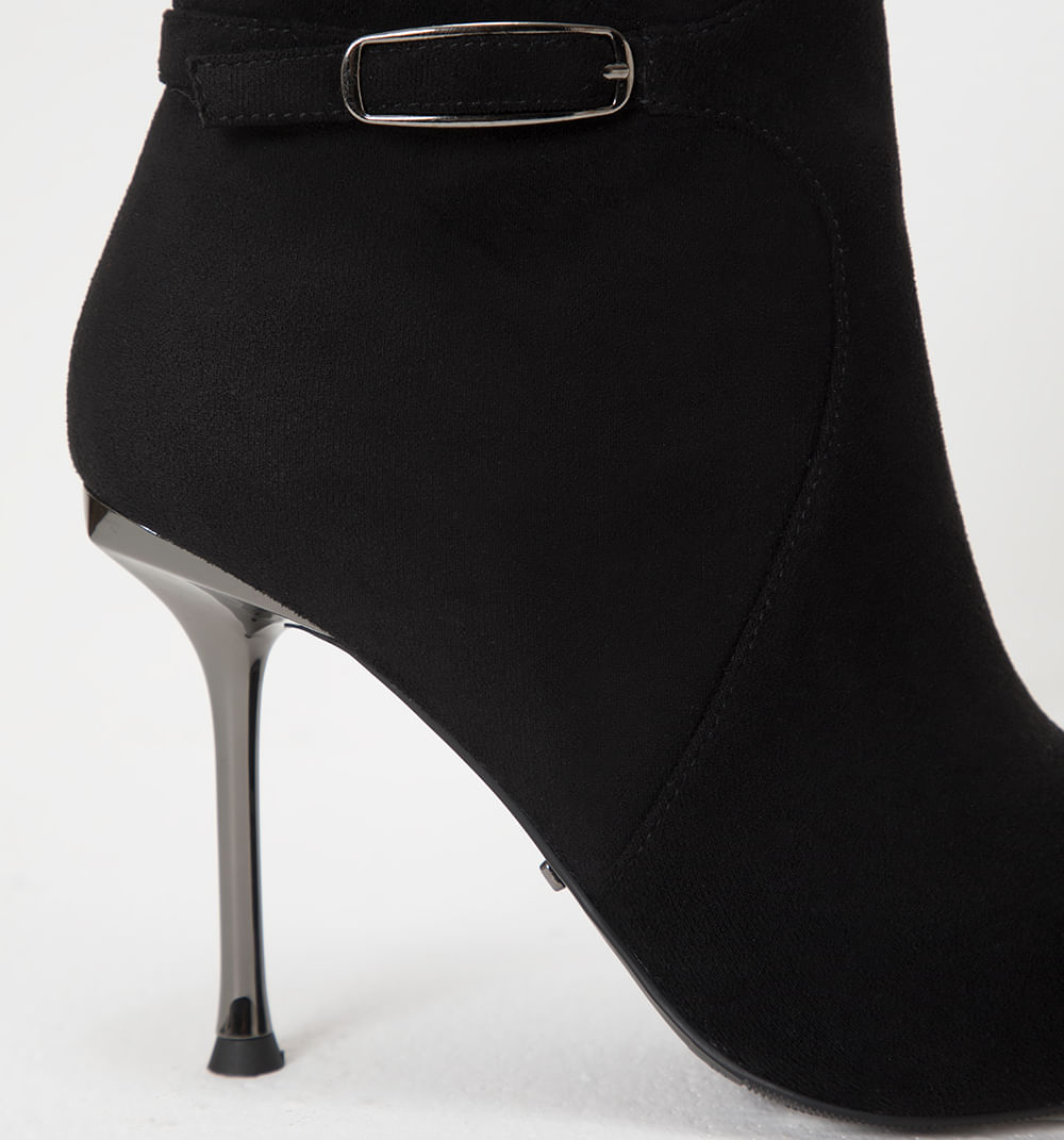 Botin con herraje decorativo