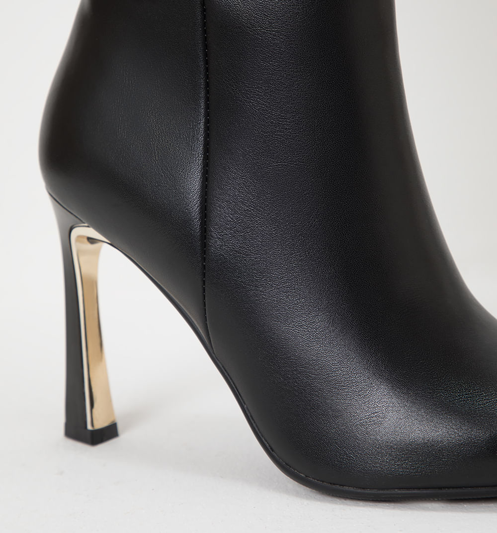 Bota cana alta con herraje decorativo