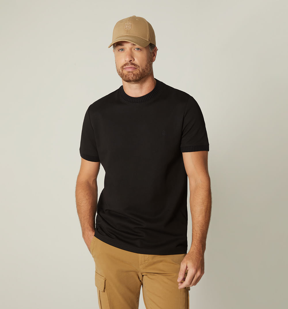 Camiseta para hombre con tejido en cuello y puño
