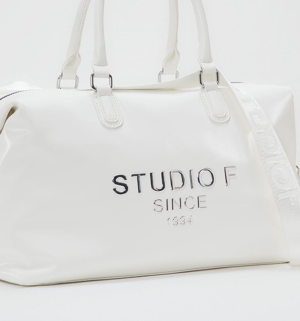 Bolso deportivo con letras tipo herraje