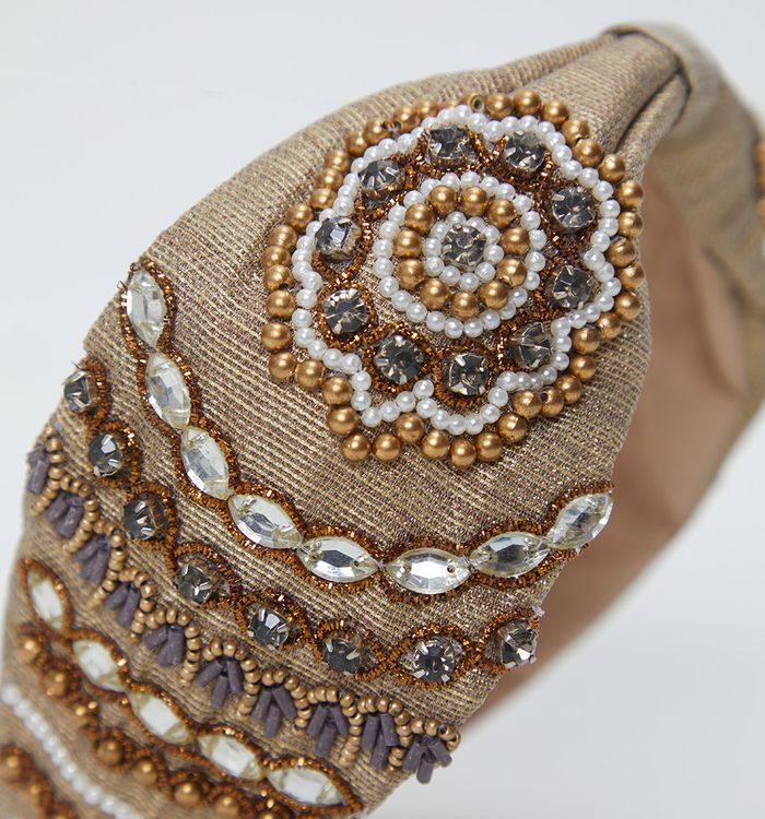 Diadema con piedras y canutillos