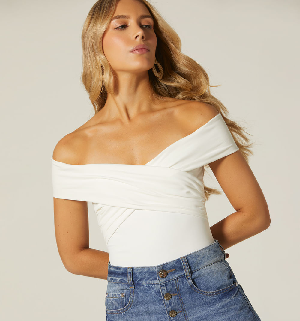 Body con hombros descubiertos