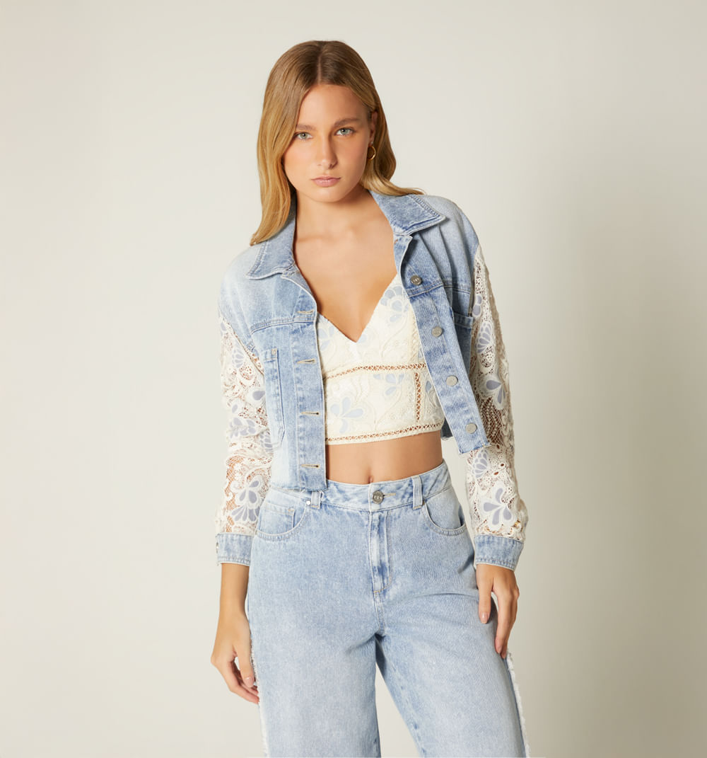 Chaqueta corta en denim con crochet