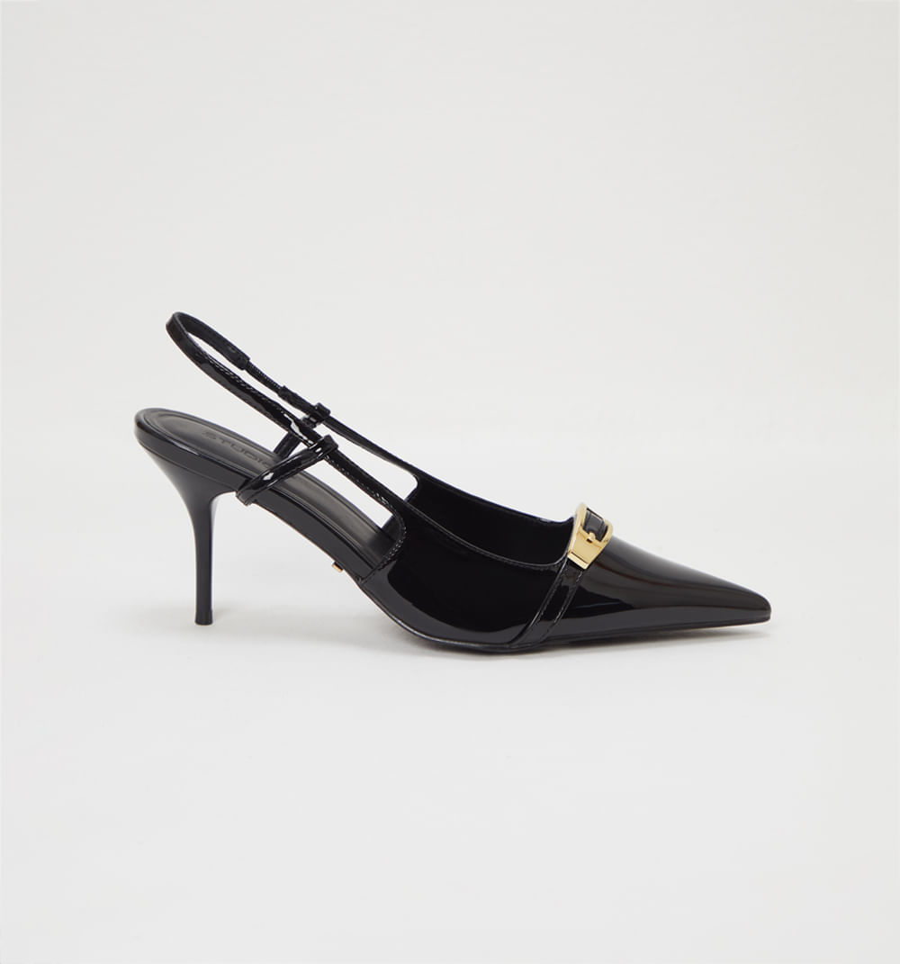 Zapato cerrado capellada decorativa