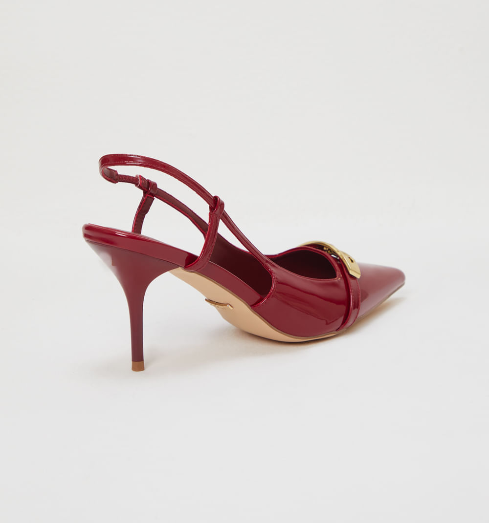 Zapato cerrado capellada decorativa