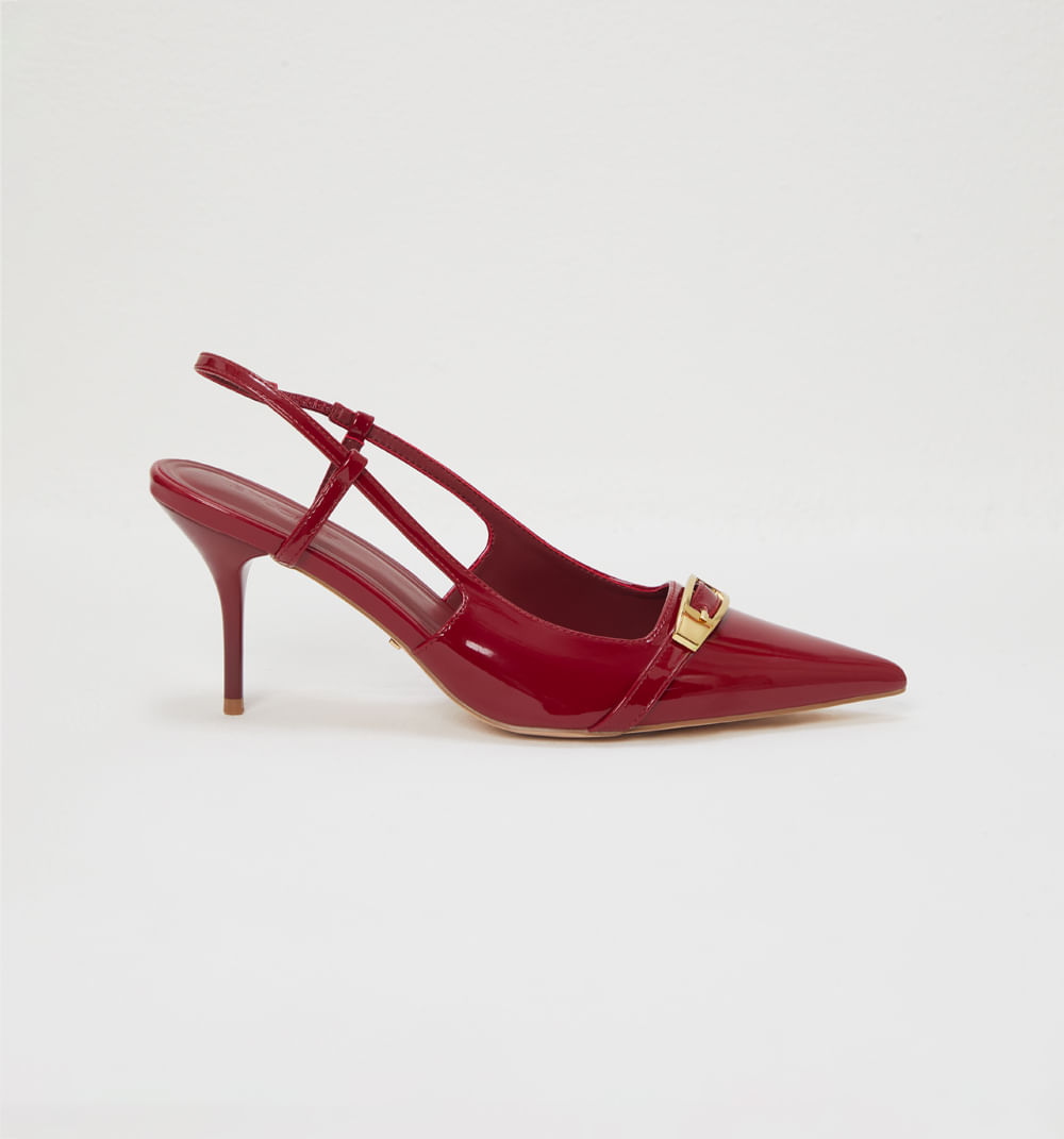 Zapato cerrado capellada decorativa