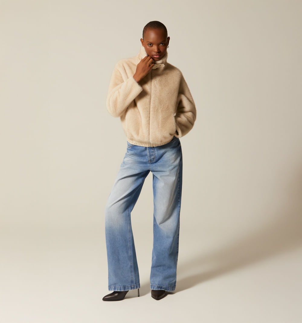 Chaqueta con herraje en el cuello