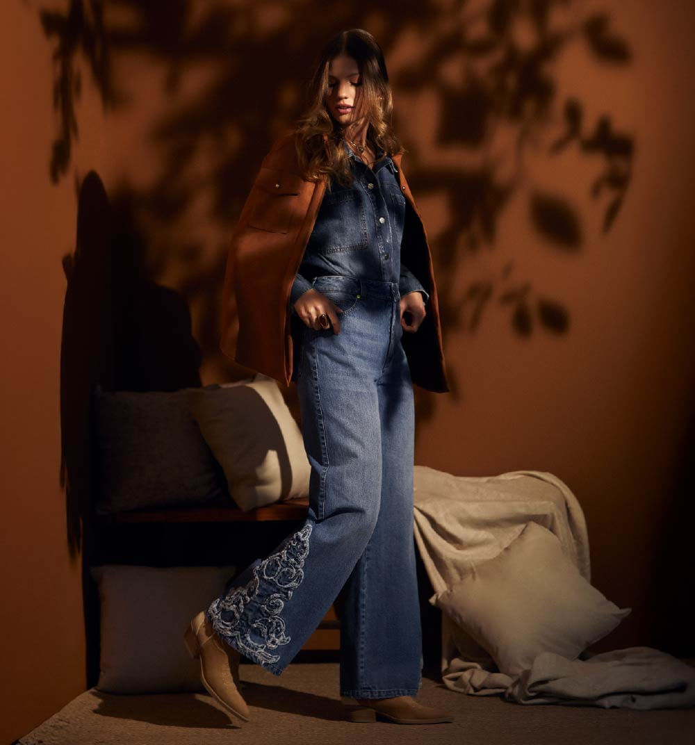 Jean wide leg tiro super alto bordado