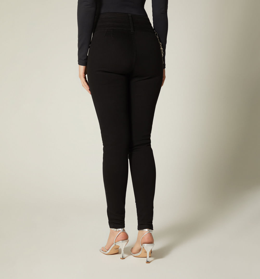 Jean ultraslim tiro alto borla cadena