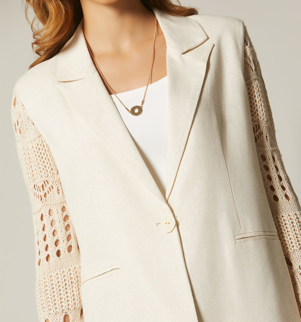Blazer con mangas en crochet