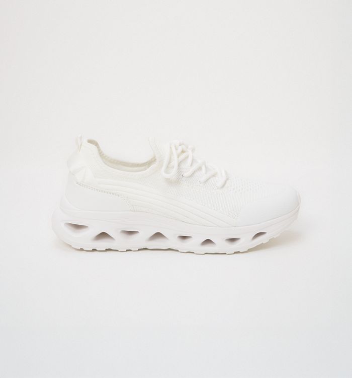 Tenis deportivo con capellada brillante