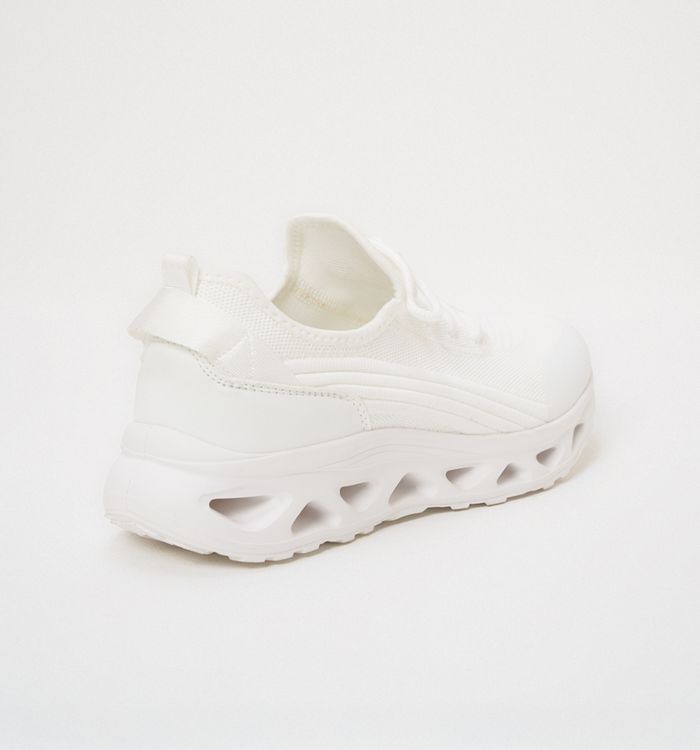 Tenis deportivo con capellada brillante