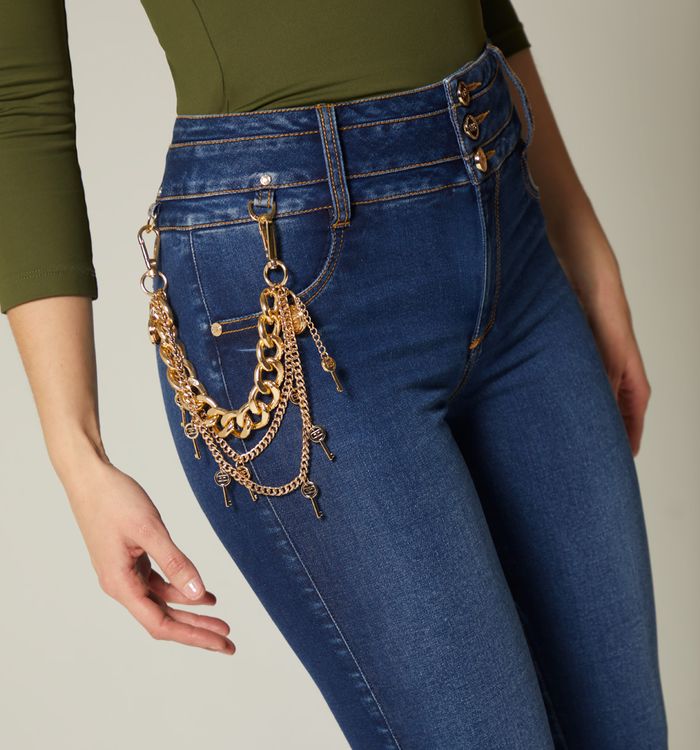 Jean ultraslim tiro alto borla cadena