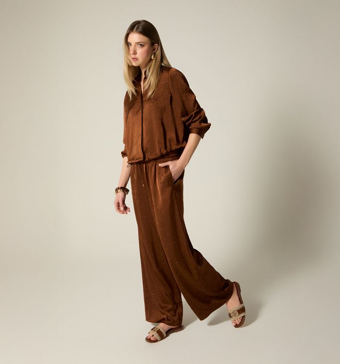 Pantalon tipopalazo con hot fix