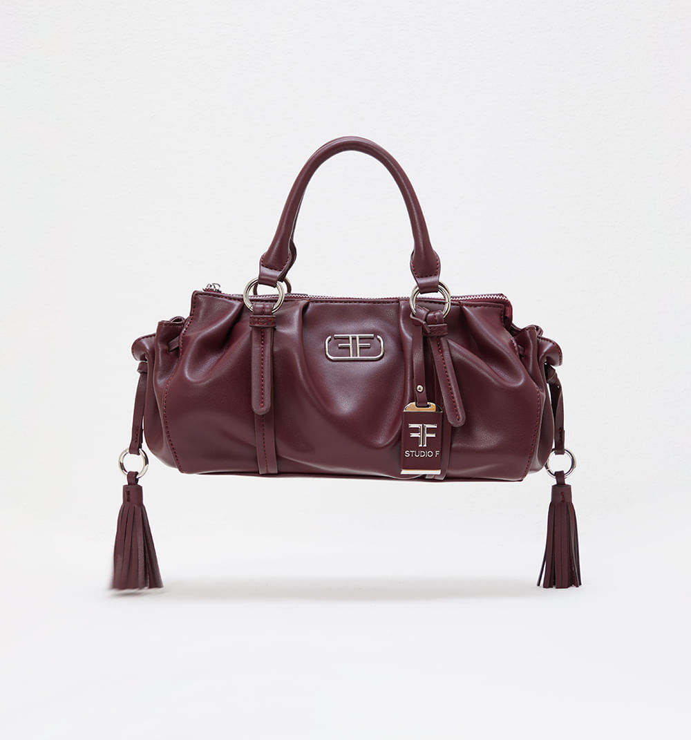 Bolso de mano con llavero decorativo