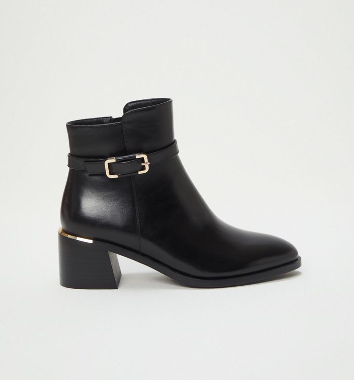 Botin con hebilla lateral