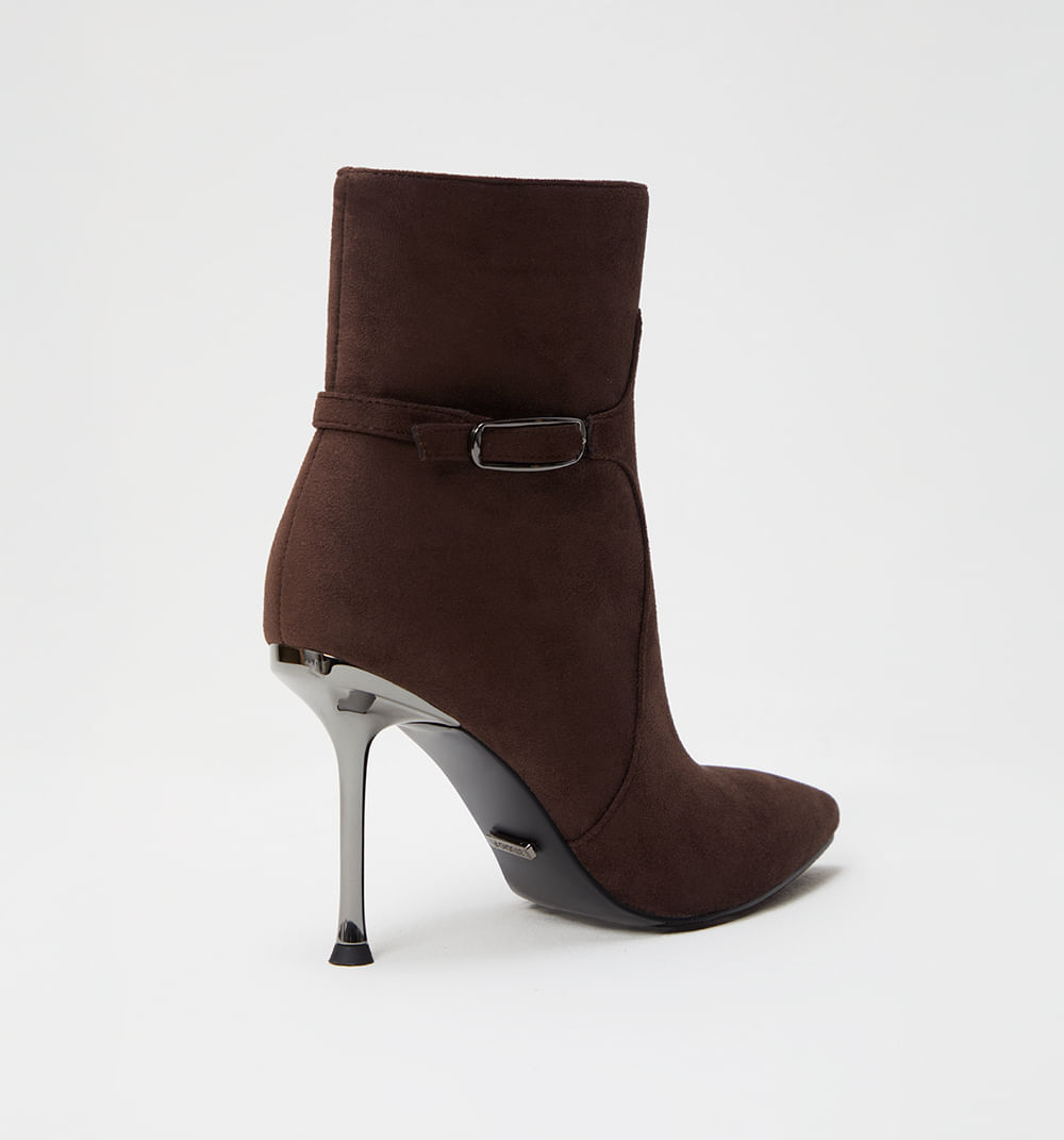 Botin con herraje decorativo