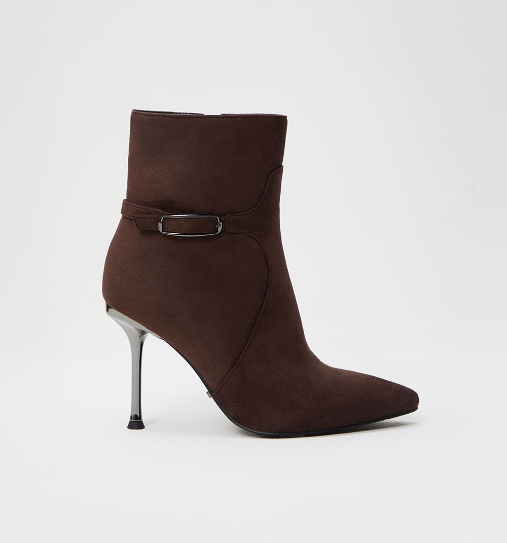 Botin con herraje decorativo